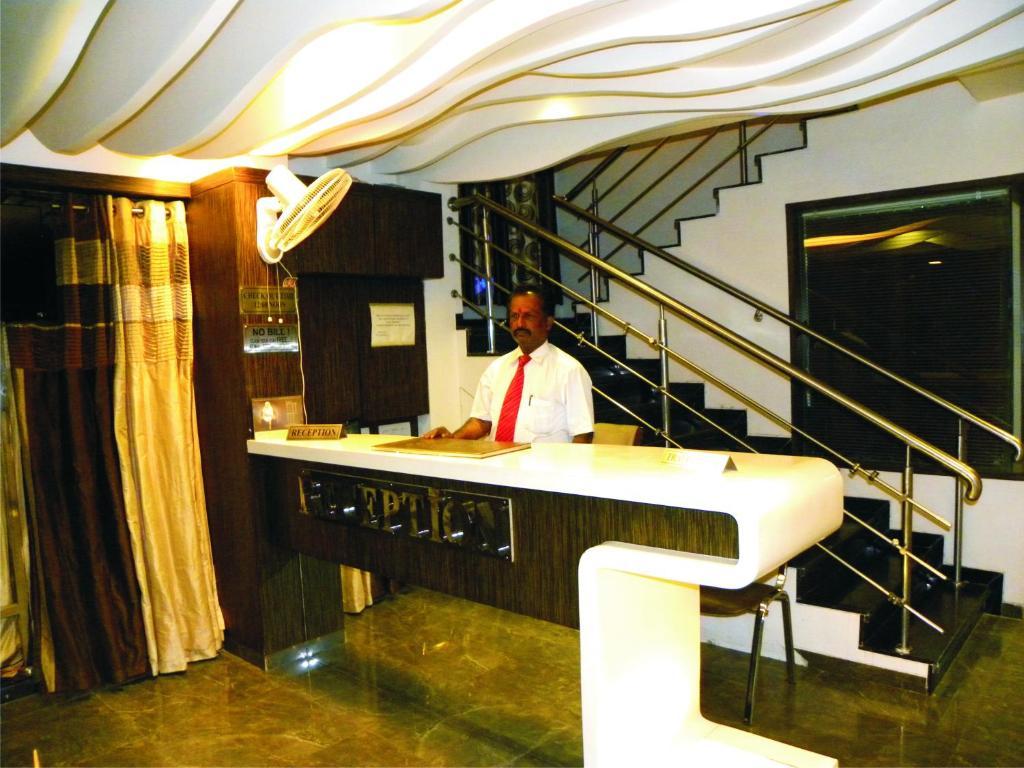 ศรัทธา สาบุรี พาเลซ ศิรถี Hotel เชอร์ดี ภายนอก รูปภาพ